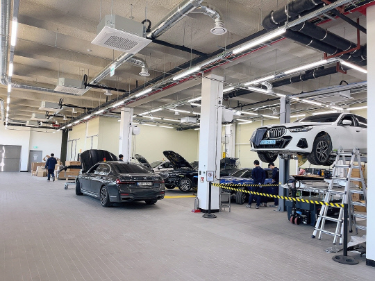 BMW 코오롱모터스 춘천서비스센터 3층 정비 모습. 장우진 기자